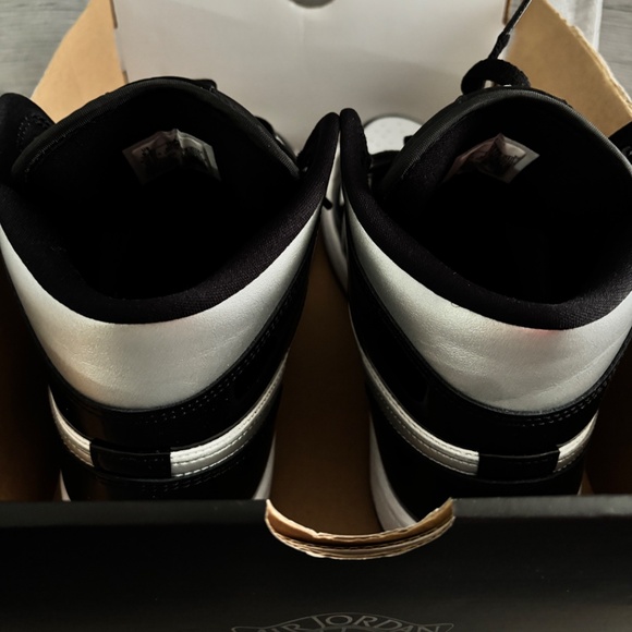Air Jordan 1 Mid SE – Black/White/Metallic Silver - Picture 6 of 9
